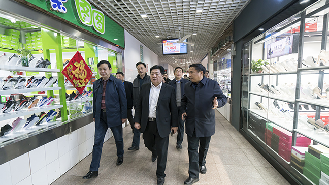 3:圖為戴董事長一行檢查招商場商戶經(jīng)營情況.jpg