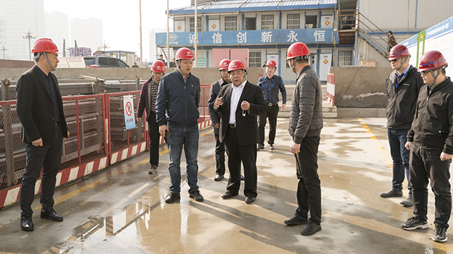 1:圖為戴董事長一行檢查先鋒國際廣場三期酒店寫字樓項目施工現(xiàn)場。.jpg